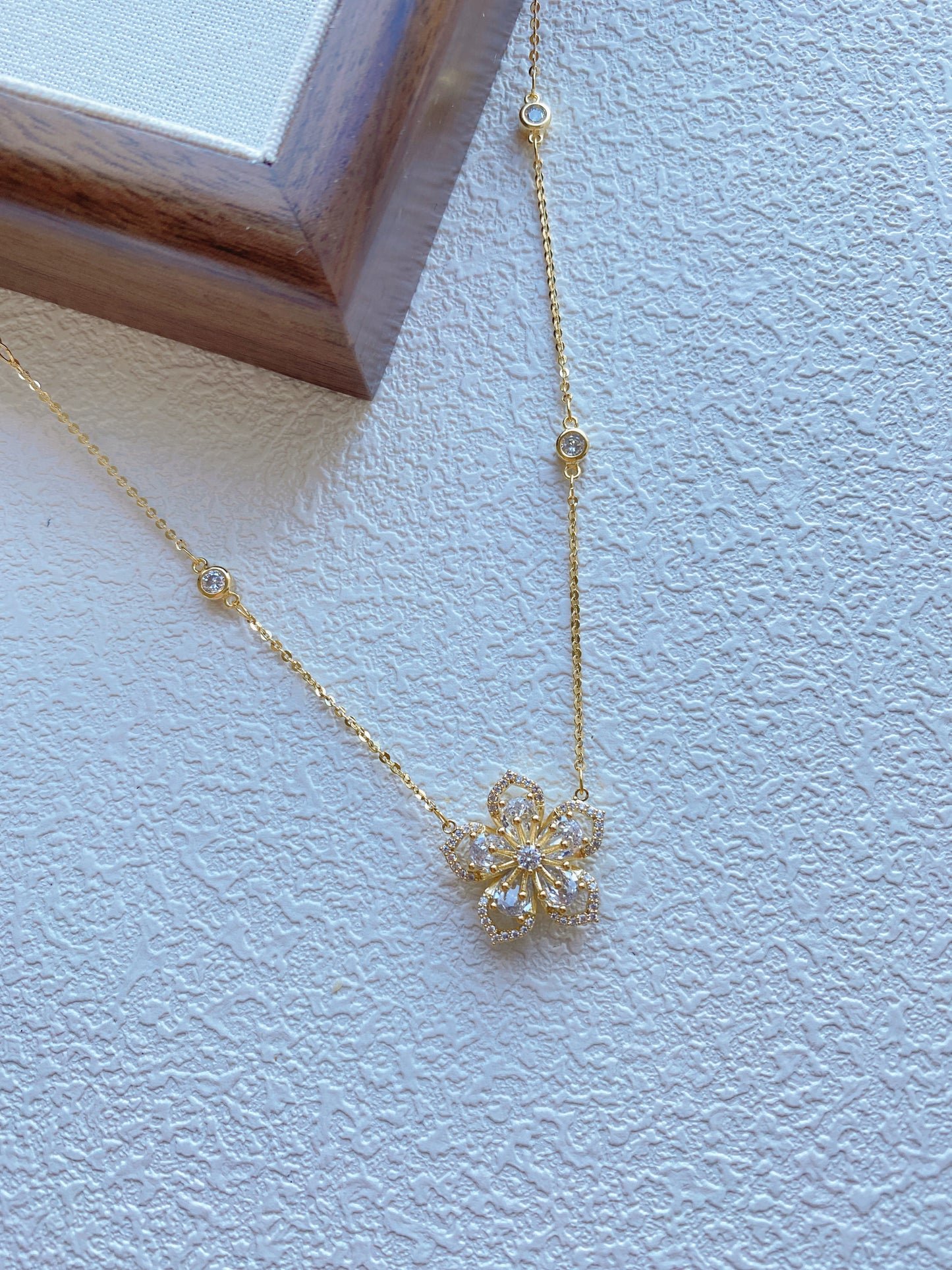 Shinny Flower Necklace