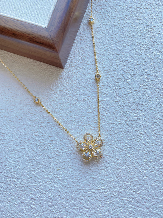 Shinny Flower Necklace