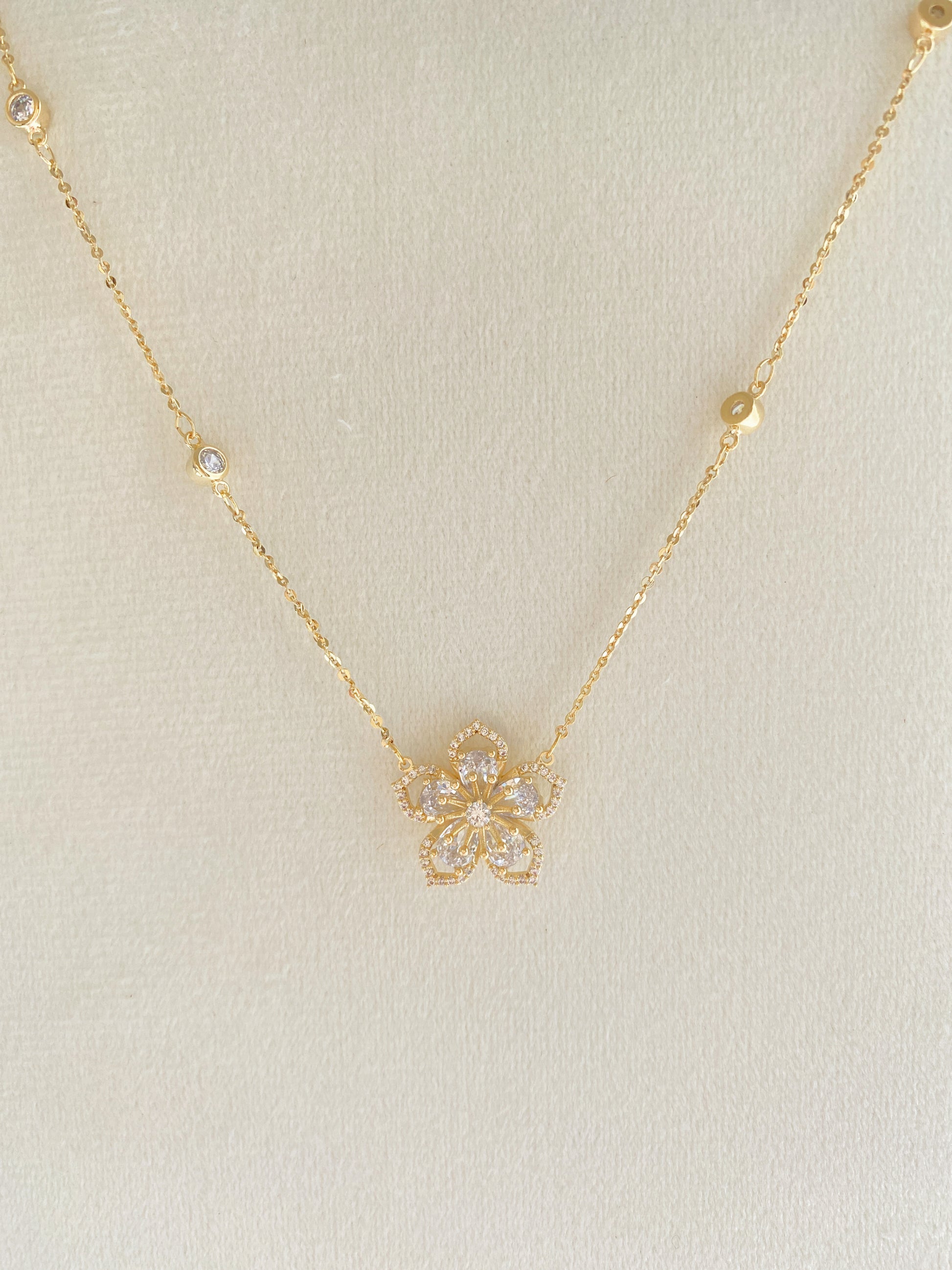 Shinny Flower Necklace