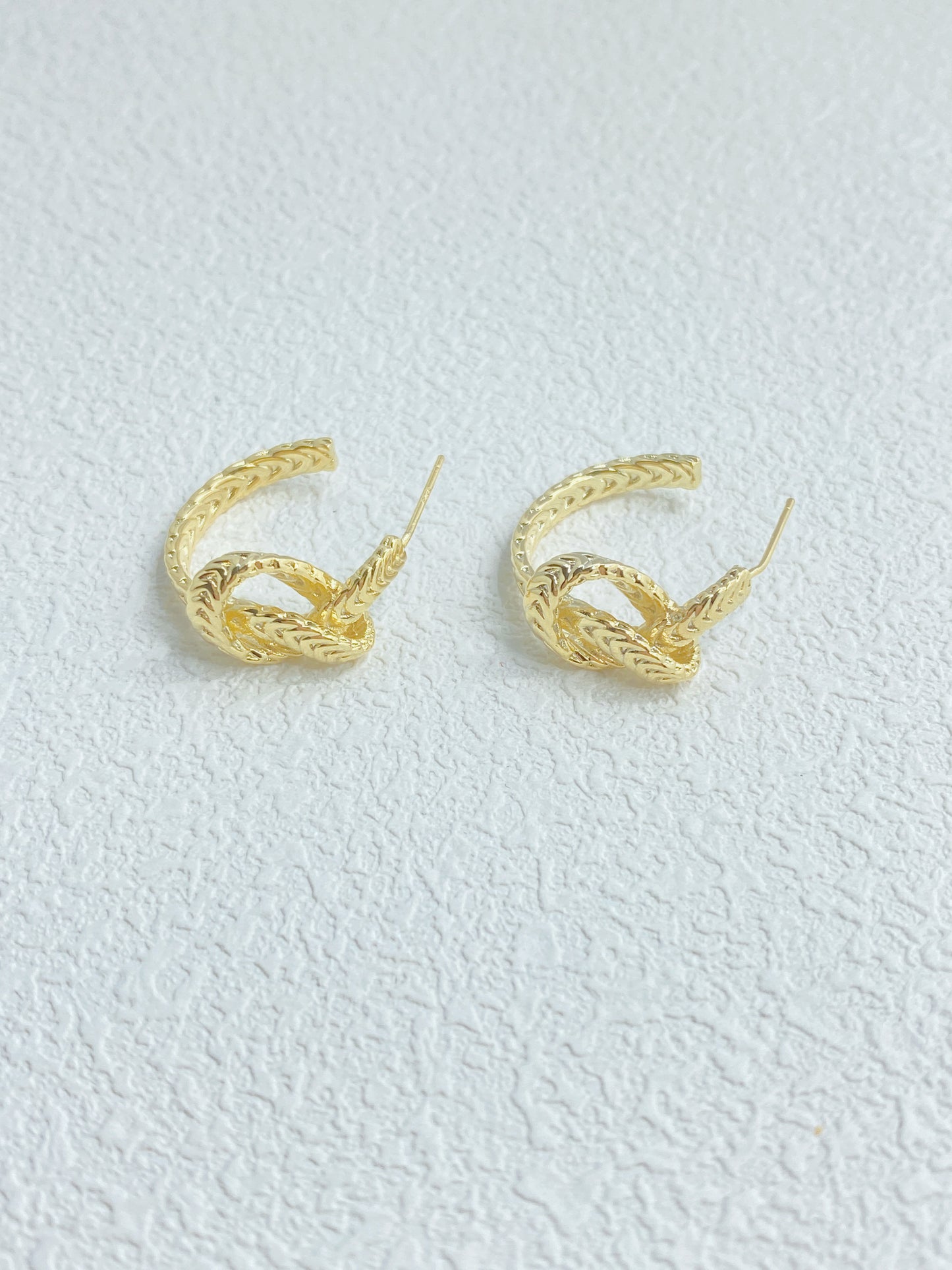 Knotted Hoops