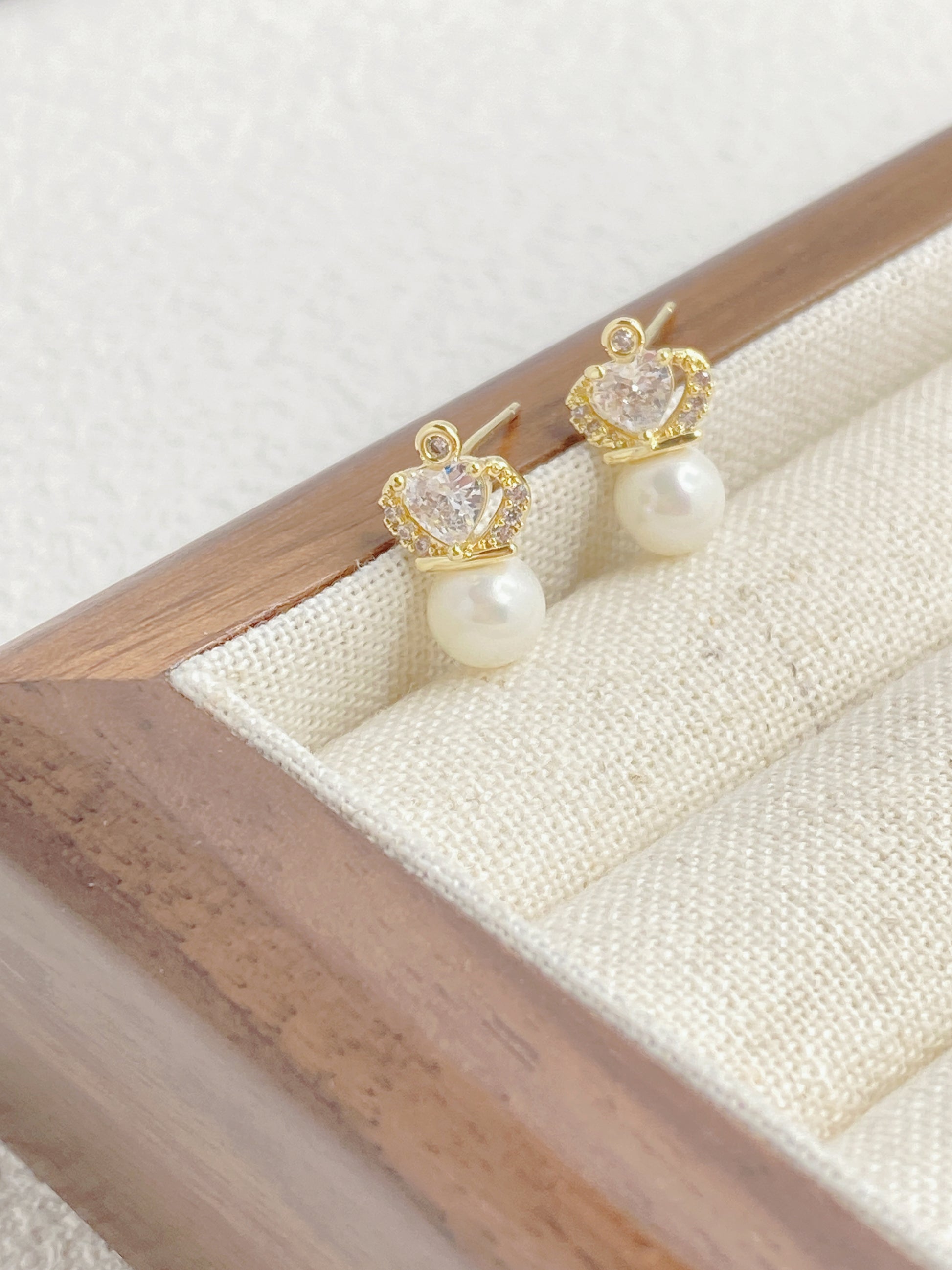  Crown Pearl Stud Earrings