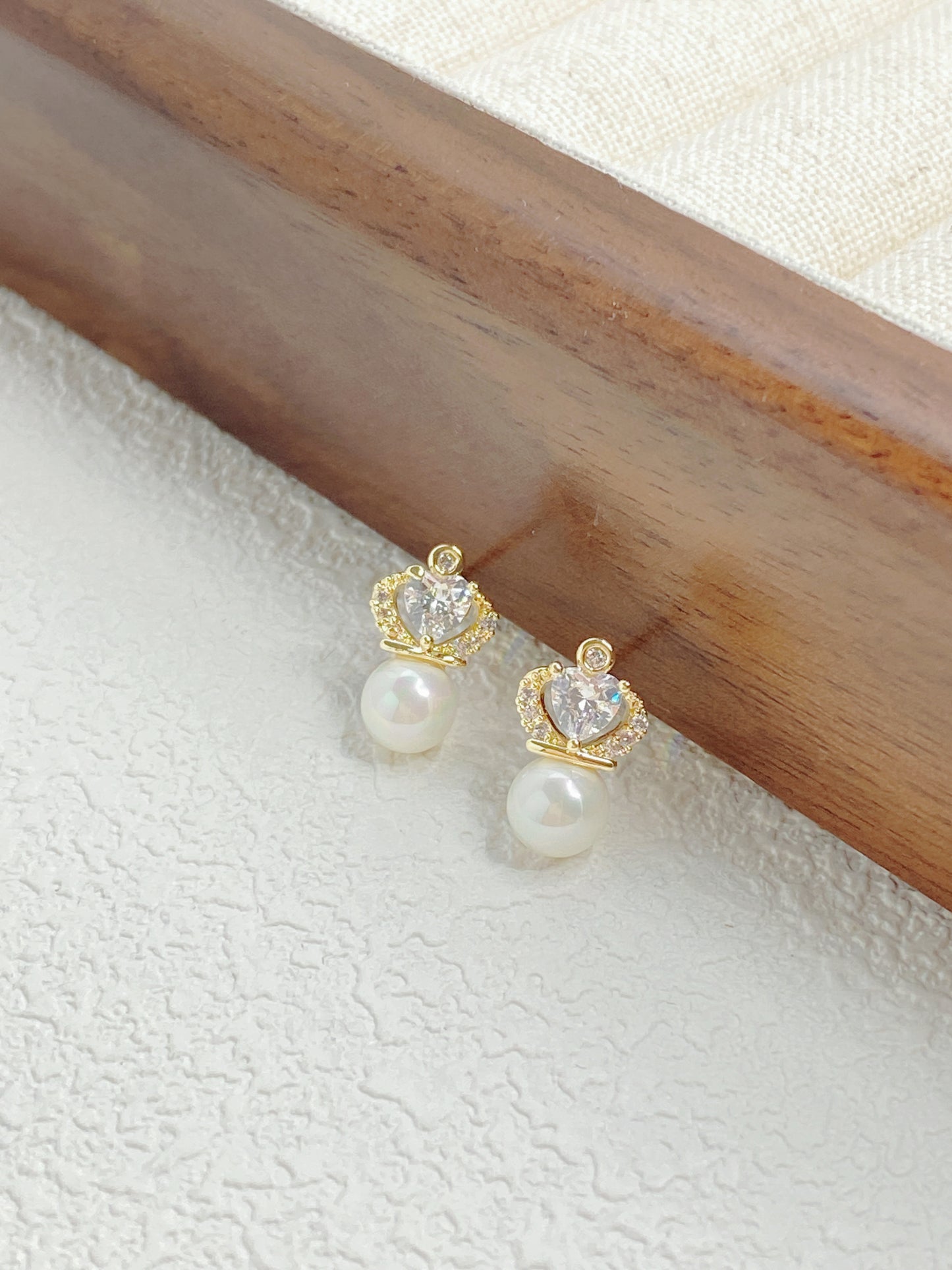  Crown Pearl Stud Earrings