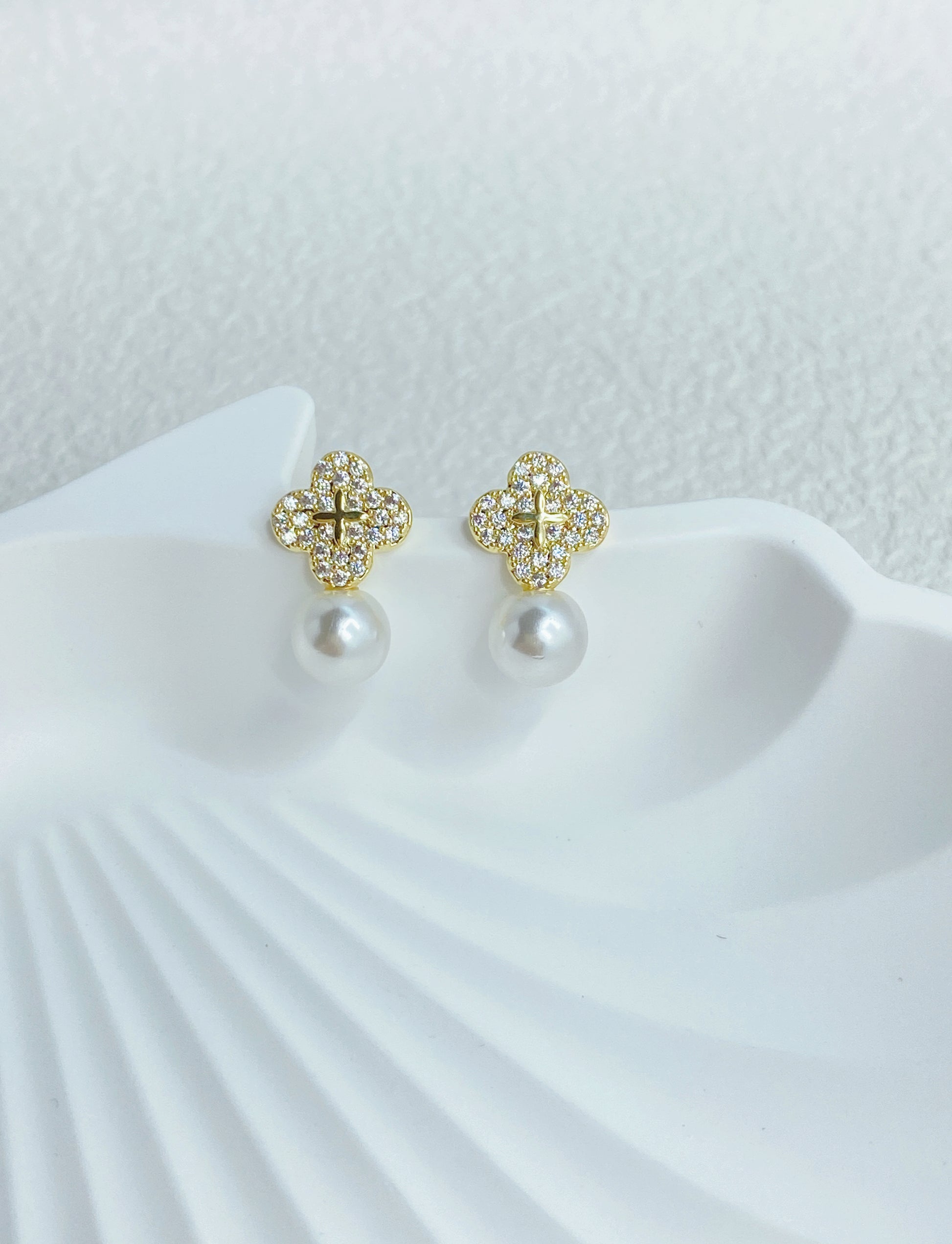  Clover Pearl Stud Earrings