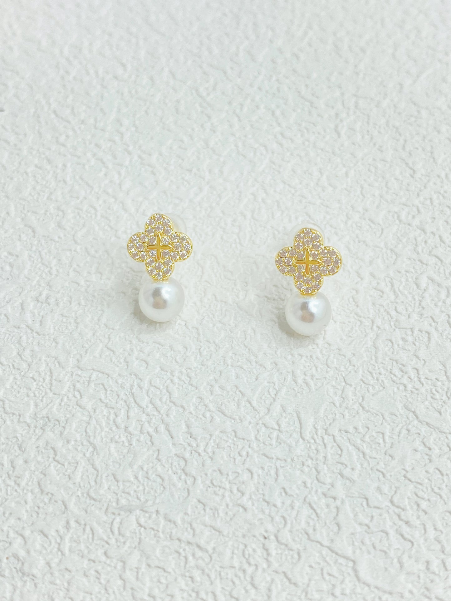  Clover Pearl Stud Earrings