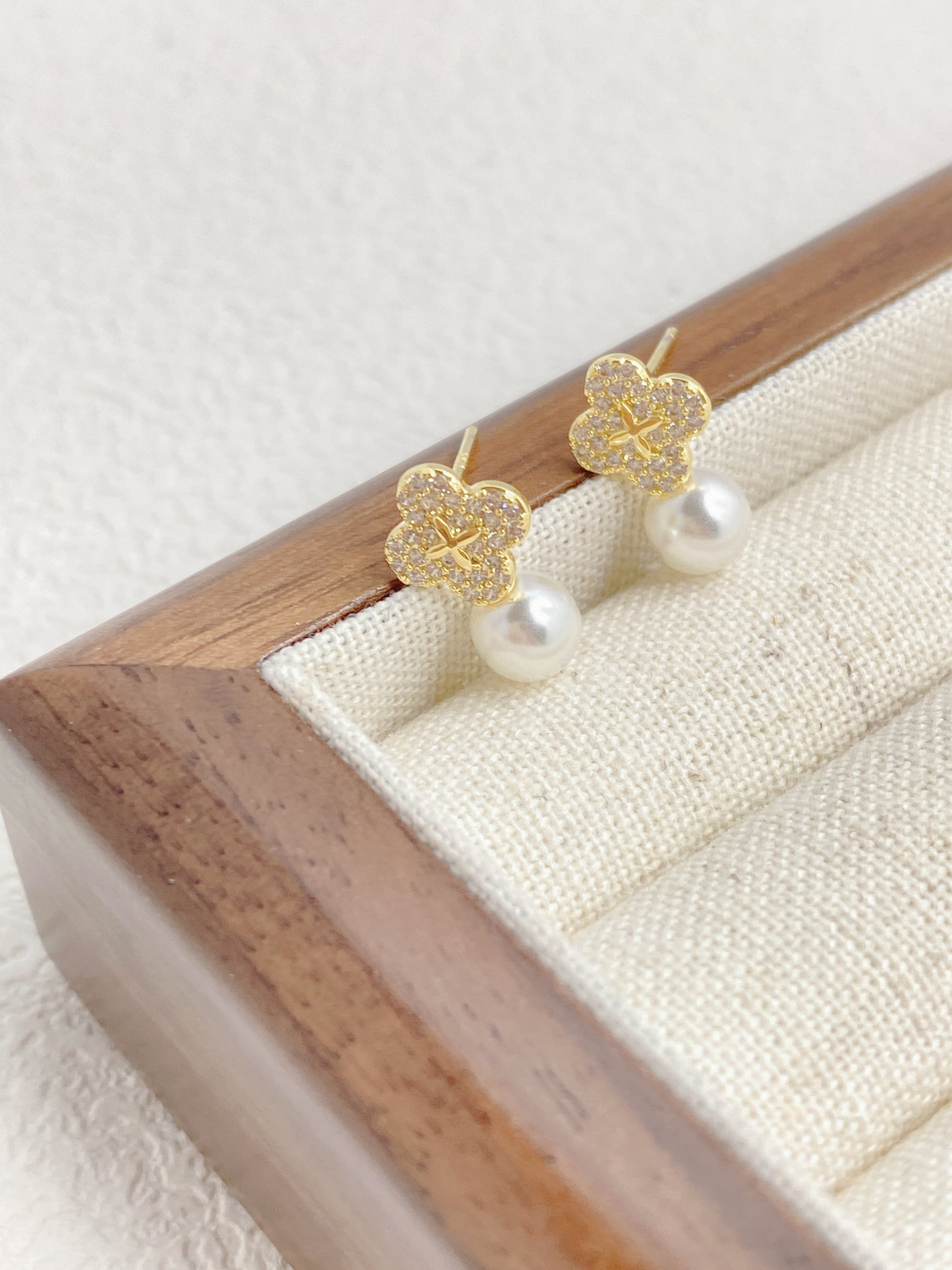  Clover Pearl Stud Earrings