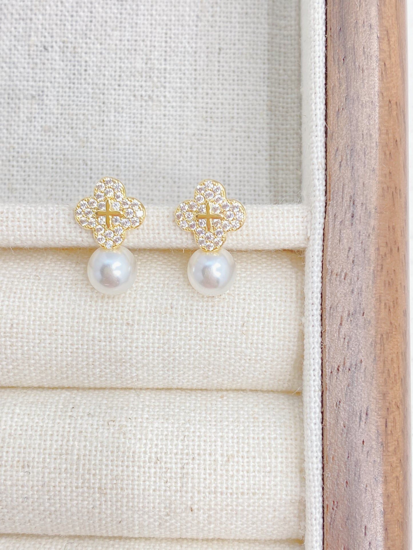  Clover Pearl Stud Earrings